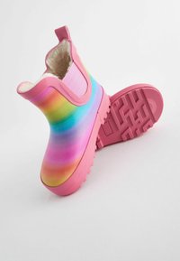 Regnbågsfärgade vattentäta ankelskortsstövlar med en rosa gummisula, mjukt foder och texturerad sula för grepp.