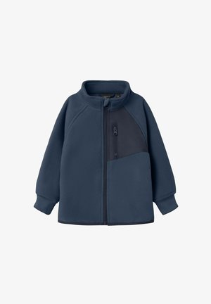 Dunkelblaue Fleecejacke für Kinder mit durchgehendem Reißverschluss, hohem Kragen, gerippten Bündchen und einer Reißverschlusstasche auf der Brust mit kontrastierendem Stoffeinsatz.