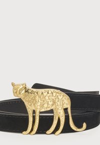 Schwarzer Wildledergürtel mit einer goldfarbenen Metallschnalle in Leopardenform, verziert mit Herzmustern, glatter Textur und elegantem Design.