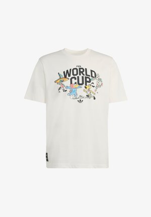 Maglietta bianca con la scritta "FIFA WORLD CUP" e personaggi da cartone animato colorati che giocano a calcio, incluso un personaggio con un grande cappello e una testa a forma di pallone da calcio.