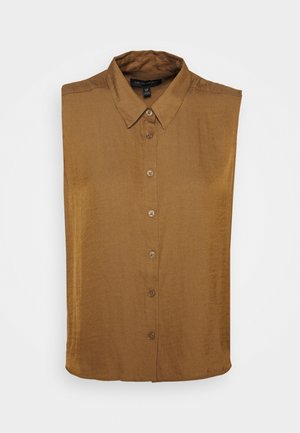 Brun ærmeløs skjorte med knapper og spids krave, lavet af letvægtsstof, vist fladt mod en hvid baggrund.