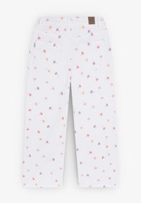 Witte katoenen broek met verspreide oranje en paarse bloemenprint, voorzien van twee achterste zakken en een bruine logopatch op de taille.