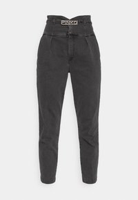 Pantalones de mezclilla negros de cintura alta con un diseño ajustado, que presentan un cinturón con el logo visible de "PINKO" y detalles plisados en la parte frontal.