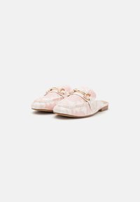Un paio di pantofole rosa floreali senza schiena con dettaglio in catena dorata sulla parte superiore, tacco in legno basso, posizionate su uno sfondo bianco semplice.