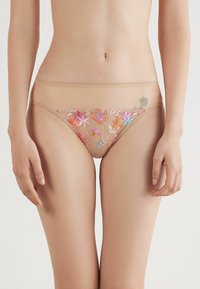 Nude geborduurde slips met bloemenpatronen in meerdere kleuren, gemaakt van een zachte, doorschijnende stof en een delicate picotrand langs de randen.