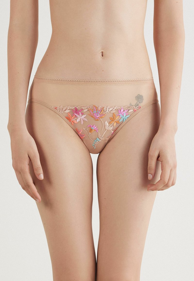 Nude geborduurde slips met bloemenpatronen in meerdere kleuren, gemaakt van een zachte, doorschijnende stof en een delicate picotrand langs de randen.