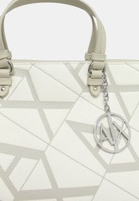 Borsa in pelle bianca con motivo geometrico grigio, manici superiori doppi e charm con logo argentato attaccato da una catena. Superficie testurizzata.