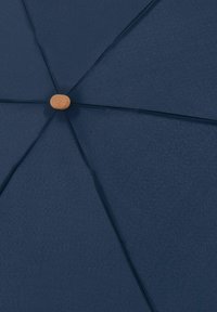 Marineblauwe paraplu met een textuurstof canopy, acht ribben en een houten centrale open-sluitmechanisme. Gladde oppervlakte en schoon ontwerp.