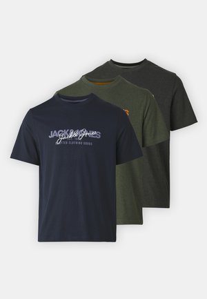 Drie T-shirts in marineblauw, groen en donkergrijs. Zacht katoen materiaal, ontwerp met ronde hals, eentje heeft bedrukte tekst en logo in het wit.