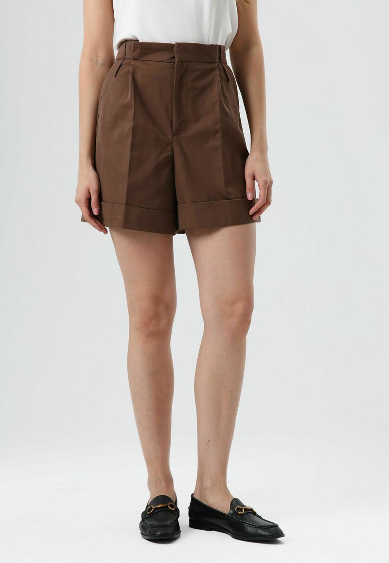 Shorts marron taille haute avec plis et ourlets roulés. Fabriqués dans un tissu lisse, avec poches latérales et coupe ajustée.