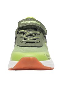 Grüner und hellgrüner Sportschuh mit Obermaterial aus Mesh, Schnürsenkeln und Klettverschluss; weiße Zwischensohle und orangefarbene Gummisohle.