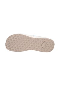 Zapatilla con una suela de goma beige texturizada, que presenta una mediasuela blanca y un acento azul en la parte superior. Patrón de tracción en forma de diamante notable.