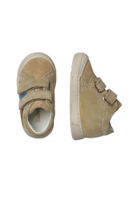 Sneakers in suede beige con doppie fasce in Velcro, suola in gomma, punta arrotondata e accenti contrastanti marroni e blu sui lati.
