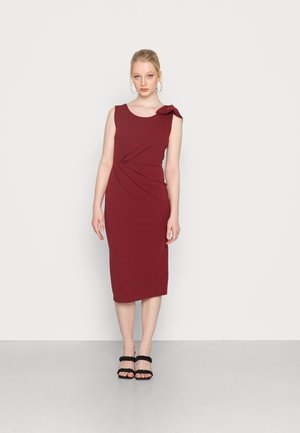 Vestido midi bordeaux com um design ajustado, detalhe frontal torcido e um laço em um único ombro. Tecido suave e textura subtil.