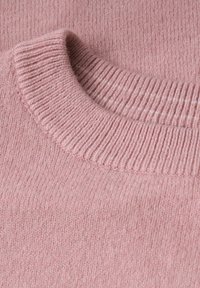 Helles rosa Sweatshirt mit einem gerippten Rundhalsausschnitt und einem strukturierten Strickmuster. Der Stoff wirkt weich und leicht fusselig und zeigt dezente horizontale Linien.