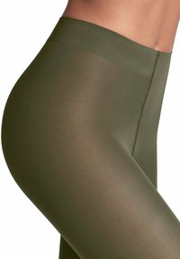 Nieprzezroczyste oliwkowe legginsy o gładkiej fakturze i szerokim pasie. Posiadają subtelny połysk oraz detal w postaci bocznej szwu.