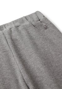 Grijze gebreide broek met een geribbelde textuur, voorzien van een elastische tailleband en een klein geborduurd logo aan de voorkant. Casual ontwerp voor comfort.