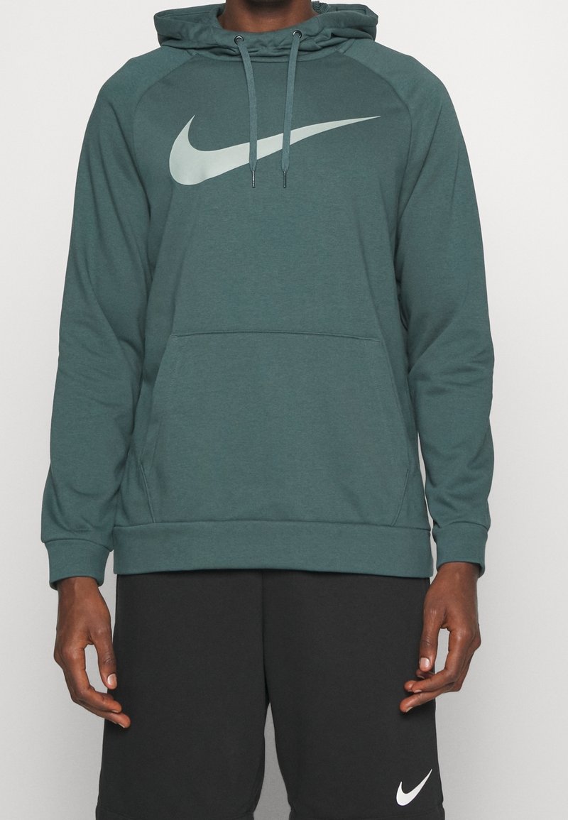 Sweat à capuche Nike vert avec une poche kangourou à l'avant, un cordon de serrage pour la capuche et un grand logo swoosh gris clair sur la poitrine. Manches longues et poignets côtelés.