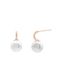Orecchini a gancio in oro rosa con perle bianche rotonde, caratterizzati da una texture liscia e una finitura lucida, progettati per un facile utilizzo.