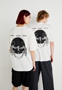 Jack & Jones JORRANDOM CREW NECK UNISEX - Camiseta estampada - bright white