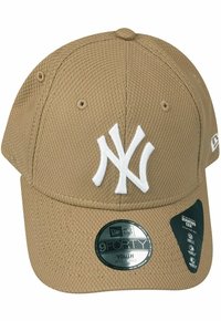 Braune Mesh-Baseballmütze mit einem weißen gestickten "NY"-Logo, verstellbarem Riemen und New Era 9FORTY-Label. Strukturiertes Material mit fester Form.
