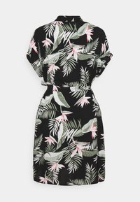 Robe noire à manches courtes avec poignets repliés et imprimé feuilles et fleurs tropicales vertes et roses, avec ceinture à nouer à la taille au dos.