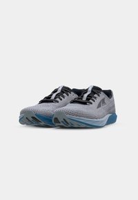 Basketball gris avec dessus en maille, accents noirs et semelle bleue. Comprend des lacets, un col rembourré, et une semelle texturée pour une meilleure adhérence.