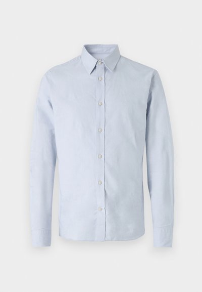 Svjetlopliva košulja dugih rukava napravljena od glatkog materijala, s prednjim kopčanjem na gumbe, ovratnikom i ravnim rubom.