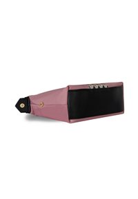 Sac rectangulaire rose et noir avec une base noire texturée, un corps rose brillant et un motif géométrique sur le dessus. Doté d'une fermeture à bouton doré.