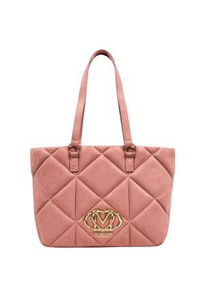 Borsa tote trapuntata rosa con texture in finta pelle scamosciata, dotata di accessori in oro e un logo accentato. Due manici robusti per un facile trasporto.