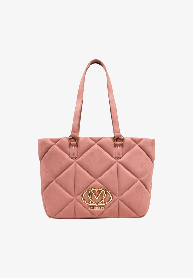 Borsa tote trapuntata rosa con texture in finta pelle scamosciata, dotata di accessori in oro e un logo accentato. Due manici robusti per un facile trasporto.
