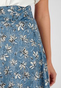 Damart À BOUCLE - Falda acampanada - bleu pétrole fleuri