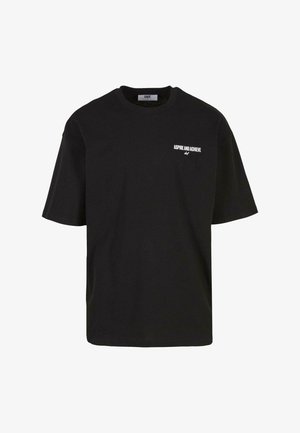 T-shirt nera in cotone con maniche corte, colletto rotondo e testo bianco "ASPIRE AND ACHIEVE" sul lato sinistro del petto. Design semplice e privo di decorazioni.