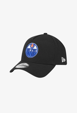 Casquette de baseball noire avec un logo brodé rond bleu et orange portant l'inscription "Oilers", en tissu texturé et visière courbée. Sangle réglable à l'arrière.