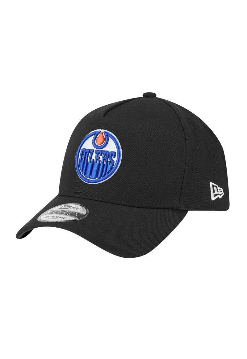 Casquette de baseball noire avec un logo brodé rond bleu et orange portant l'inscription "Oilers", en tissu texturé et visière courbée. Sangle réglable à l'arrière.