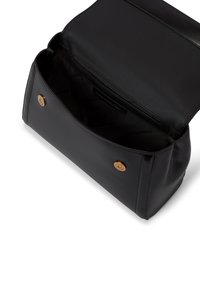Borsa a mano in pelle nera con una texture liscia, caratterizzata da una chiusura a patta e un'importante ferramenta circolare in tono oro. L'interno è ampio e non foderato.
