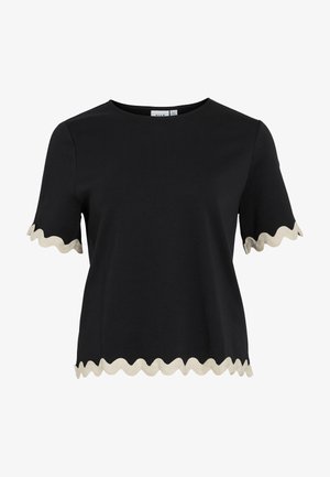 Musta lyhythihainen toppi, jossa hihansuissa ja helmassa beige aaltoileva koriste, pyöreä pääntie ja suora leikkaus.