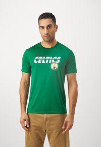 Zöld, rövid ujjú póló, fehér "Boston Celtics" felirattal, bal oldalon grafikus logóval. Kiváló minőségű, könnyű anyagból készült.