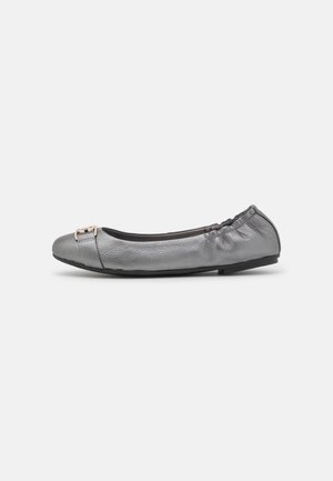 Chaussure plate gris métallisé avec une petite boucle décorative sur le bout arrondi et un dos élastiqué pour un maintien ajusté.