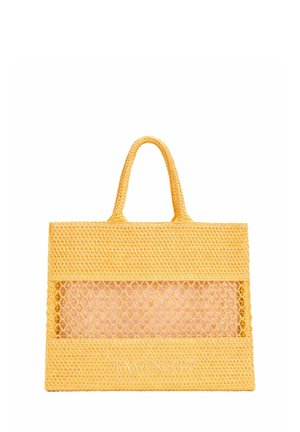 Borsa tote intrecciata gialla con pannello centrale in rete che mostra una pochette interna color pesca e manici ad anello robusti.