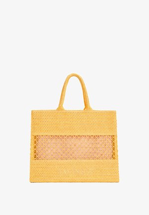 Borsa tote intrecciata gialla con pannello centrale in rete che mostra una pochette interna color pesca e manici ad anello robusti.