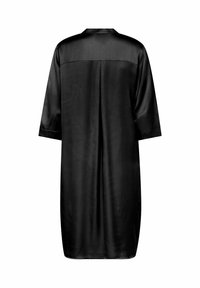 Prenda de seda negra estilo kimono con mangas de tres cuartos, que presenta un pliegue en la parte posterior para mayor fluidez, textura suave y diseño minimalista.