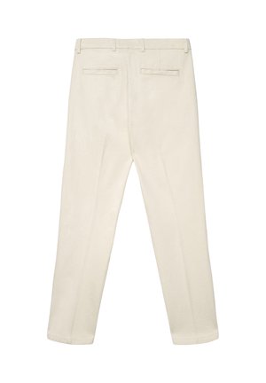 Pantalon beige à texture lisse, doté de deux poches arrière, d'une coupe droite et de passants pour ceinture à la taille.