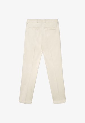 Pantalon beige à texture lisse, doté de deux poches arrière, d'une coupe droite et de passants pour ceinture à la taille.