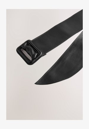 Svart läderbälte med en slät textur, utrustat med ett rektangulärt spänne och avsmalnande ändar. Sömmen syns längs kanterna.