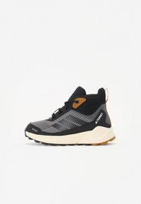 Valgt, grey six/core black/bronze strata