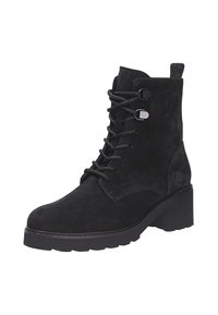 Botines de ante negro con tacón grueso, que cuentan con un cierre de cordones y acentos metálicos. Superficie lisa con un diseño de punta redonda.