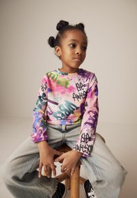 Next REGULAR FIT - Hosszú ujjú felső - purple graffiti