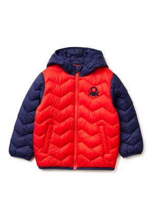 Rood- en marineblauw gewatteerd kinderjack met capuchon, ritssluiting aan de voorkant, zijzakken en een klein geborduurd logo op de linkerborst.