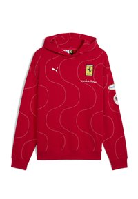 Rode hoodie met witte gestikte golfpatronen, Ferrari-logo patch, Puma-logo, tekst "scuderia Ferrari" en extra patches op de rechtermouw.